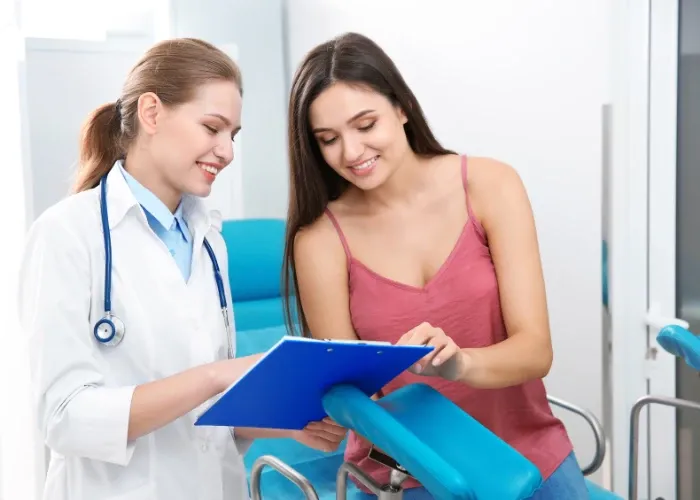 Médica acolhendo paciente durante consulta ginecológica