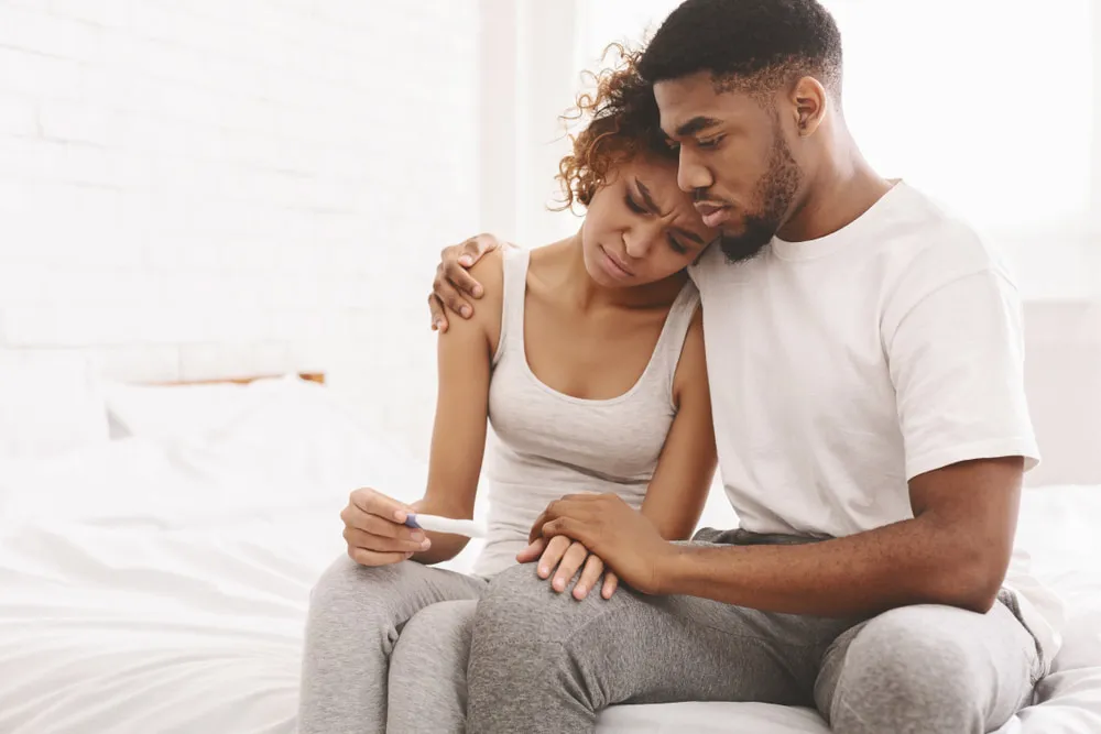 Mãos de um casal unidas em apoio mútuo